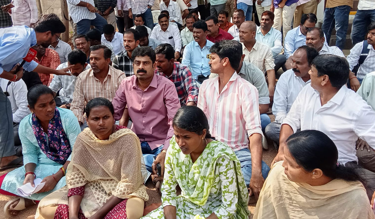 Nizamabad | నిజామాబాద్‌లో ఎక్సైజ్ కార్యాలయం ఎదుట సిబ్బంది ఆందోళన