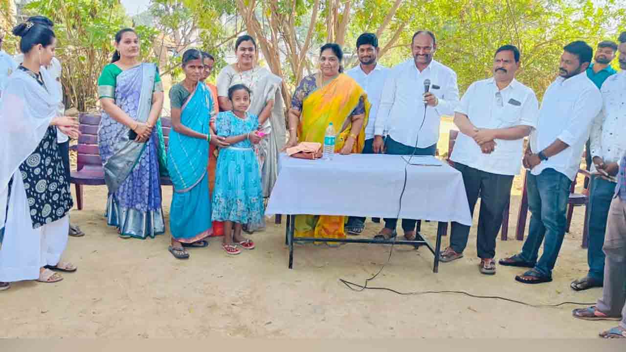 Velgatur | ముగ్గుల పోటీల్లో గెలుపొందిన మహిళలకు వెండి బహుమతి..!
