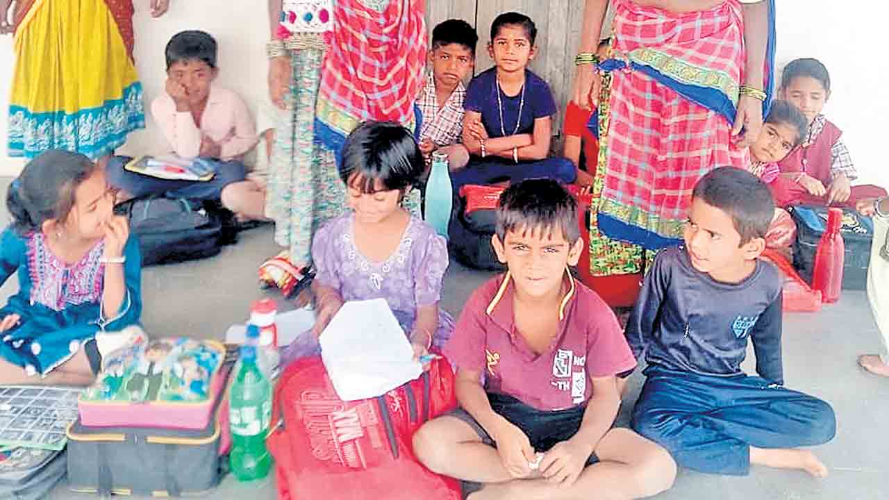 బడికి తాళం.. వరండాలోనే తరగతులు