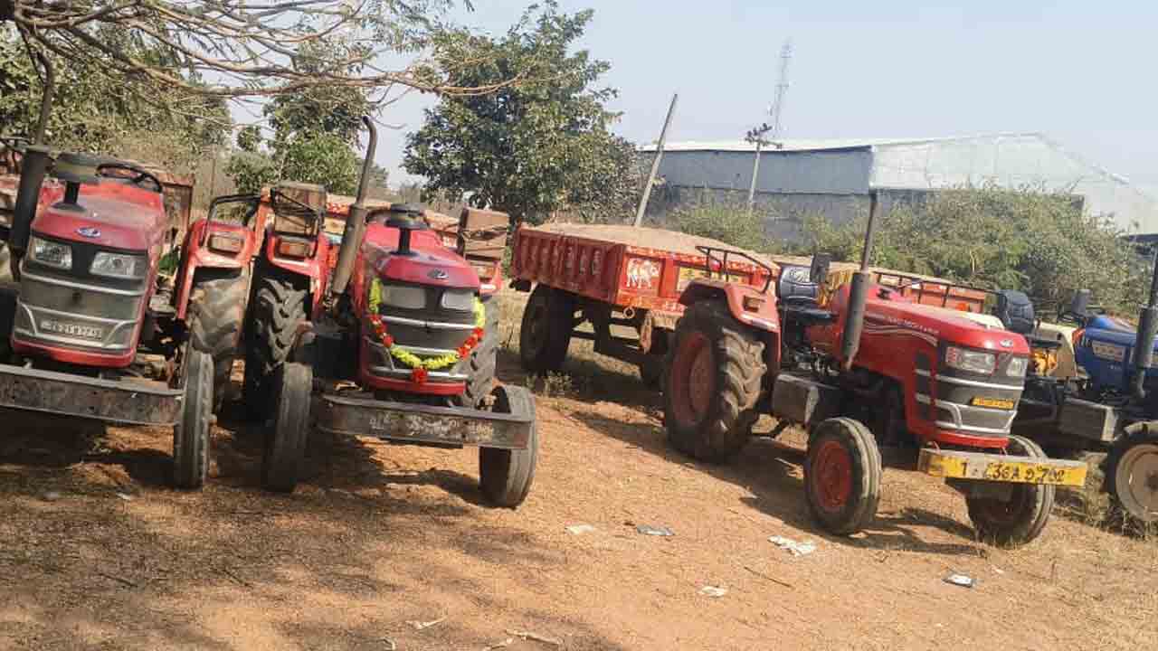 Mallapur | అక్రమంగా ఇసుక తరలిస్తున్న ట్రాక్టర్లను సీజ్‌ చేసిన అధికారులు
