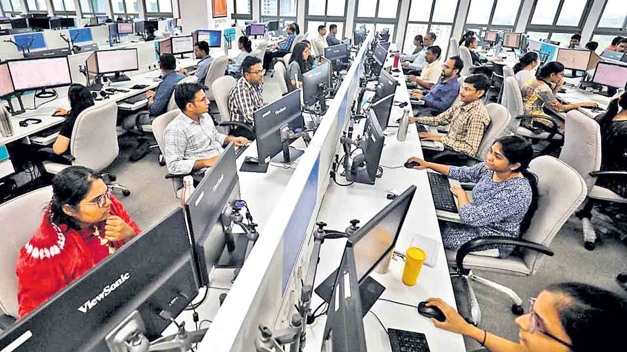 మందగించిన సర్వీస్‌ సెక్టార్‌.. వృద్ధిరేటు 11 నెలల కనిష్ఠానికి పతనం