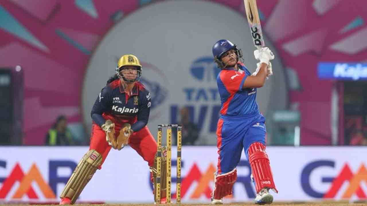 DCW vs RCBW | షఫాలీ, హమిల్టన్ విధ్వంసం.. భారీ స్కోర్ బాదేసిన ఢిల్లీ..!