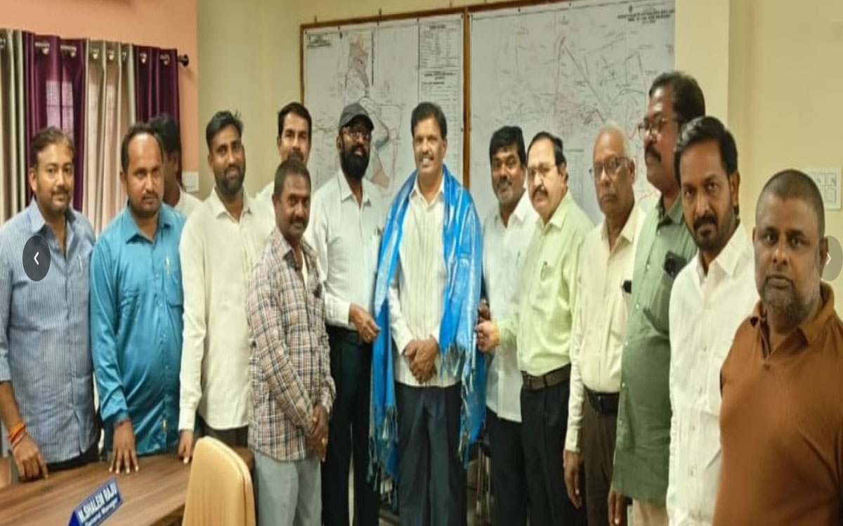 Rudrampur : కొత్తగూడెం ఏరియా జీఎం శాలెం రాజుకు ఏఐటీయూసీ నాయ‌కుల సన్మానం