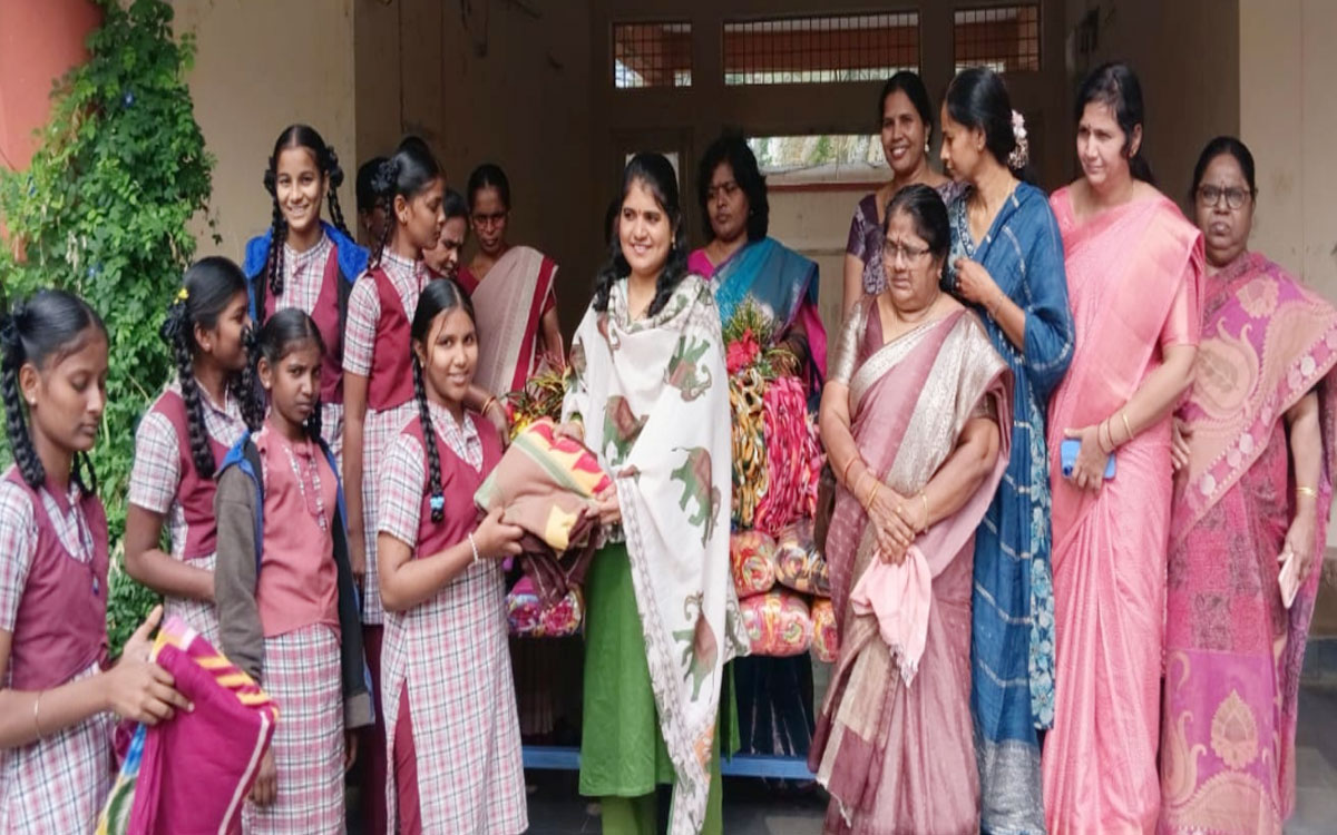 Nalgonda : విద్యార్థినుల‌కు దుప్ప‌ట్లు పంపిణీ