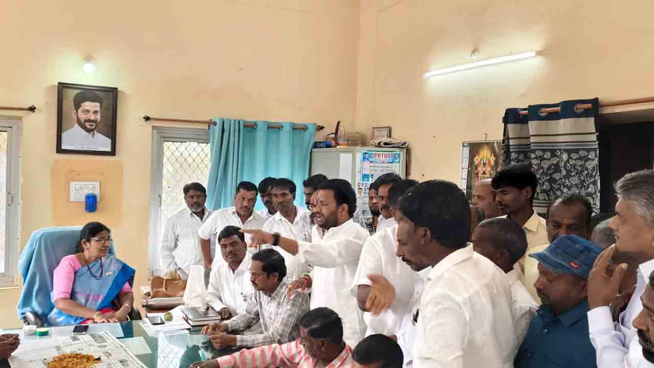 Shivampet | శివ్వంపేటలో జాతీయ జెండా ఆవిష్కరణ వివాదాస్పదం..! ఆందోళనకు దిగిన స్థానికులు