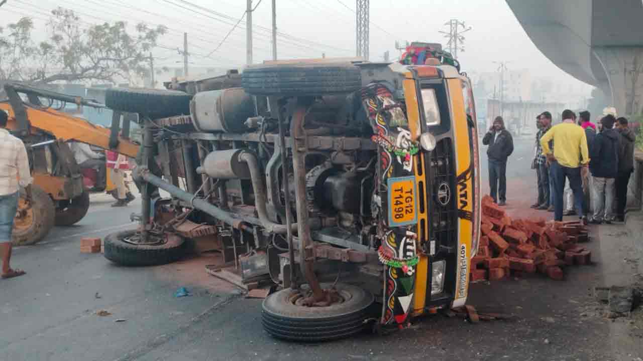 హైదరాబాద్ శివారులో ప్రమాదం.. శివరాంపల్లి వద్ద మినీ లారీ బోల్తా