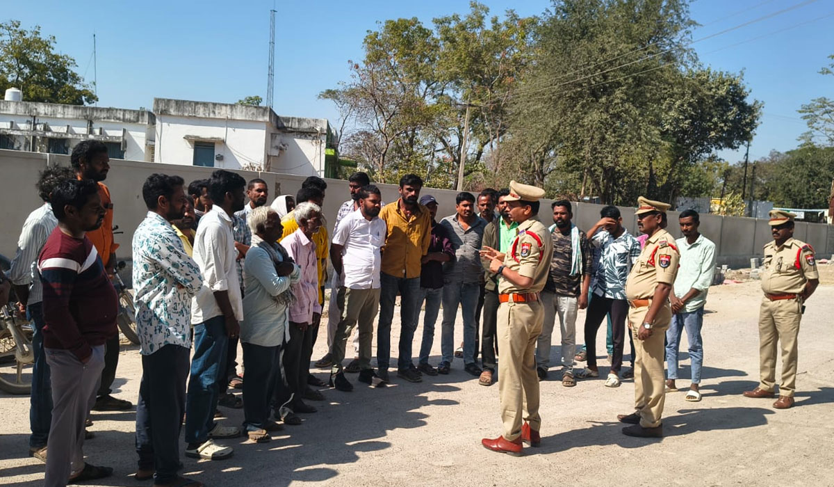 Traffic Rules | ట్రాఫిక్‌ నిబంధనలు పాటించి ప్రమాదాలను అరికట్టాలి.. గంగాధర ఎస్సై వంశీకృష్ణ