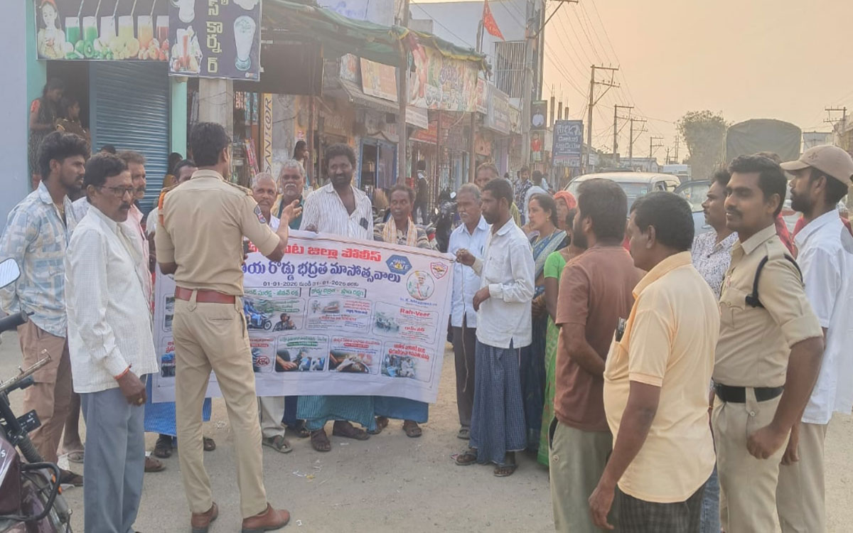 Thungathurthy : రోడ్డు భద్రతపై తుంగతుర్తిలో ప్రజలకు అవగాహన