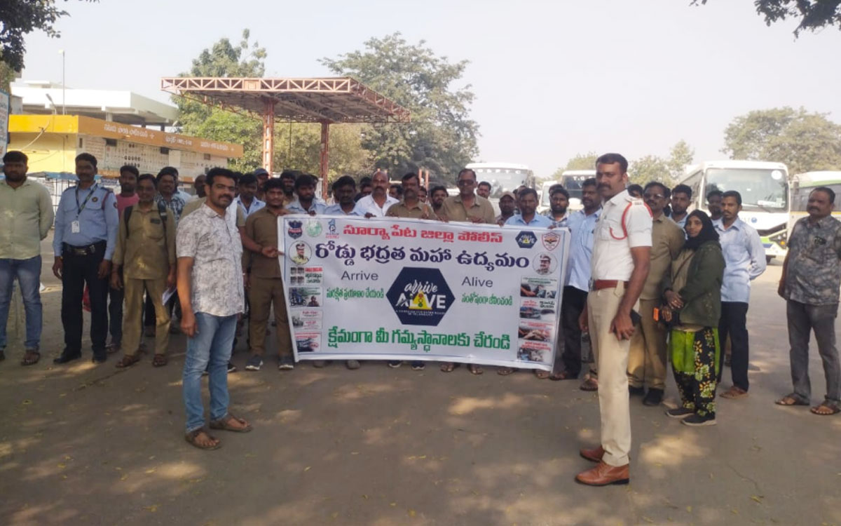 Suryapet Town : సురక్షిత ప్రయాణమే లక్ష్యం : ట్రాఫిక్ ఎస్ఐ సాయిరాం
