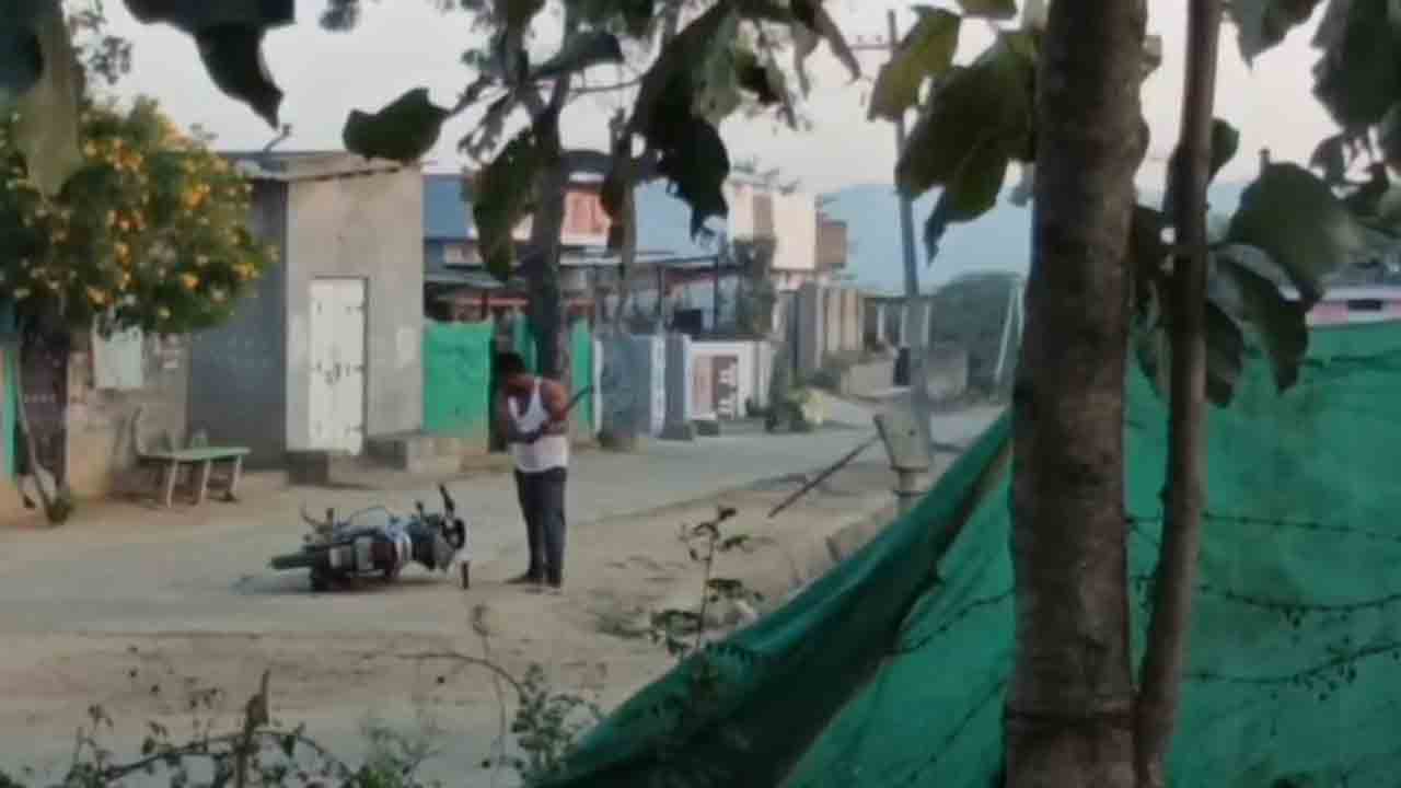 Tekulapalli | కత్తితో యువకుడి హల్‌చల్.. పోలీస్ కేసు నమోదు..!