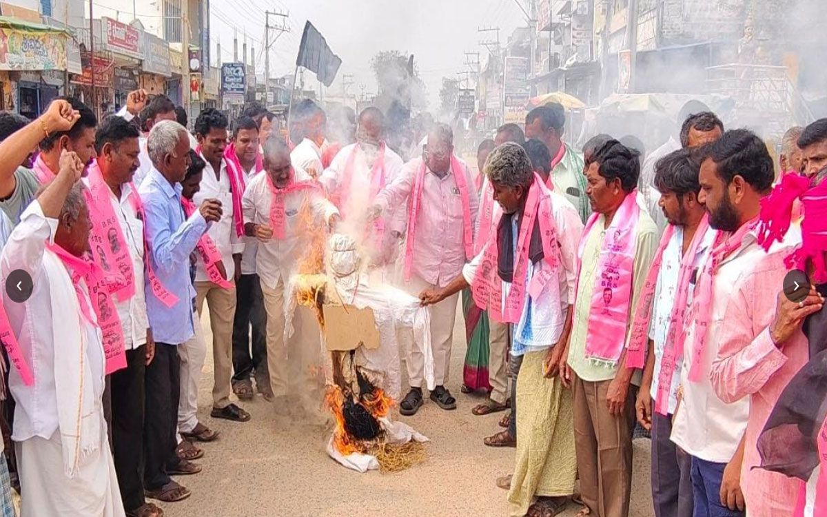 Thungathurthy : కేసీఆర్‌కు సిట్ నోటీసును వ్యతిరేకిస్తూ సీఎం రేవంత్ రెడ్డి దిష్టిబొమ్మ దగ్ధం