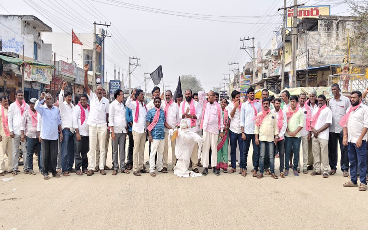 Thungathurthy : కేసీఆర్‌కు సిట్ నోటీసును వ్యతిరేకిస్తూ సీఎం రేవంత్ రెడ్డి దిష్టిబొమ్మ దగ్ధం