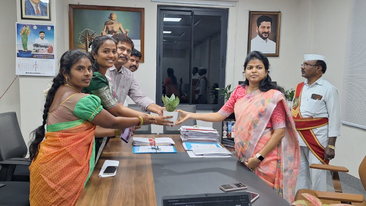 గౌరవ వేతవేతనాన్ని గ్రామ అభివృద్ధికి కేటాయిస్తా.. కలెక్టర్‌కు హామీ పత్రం అందించిన సర్పంచ్ మండల రజిత