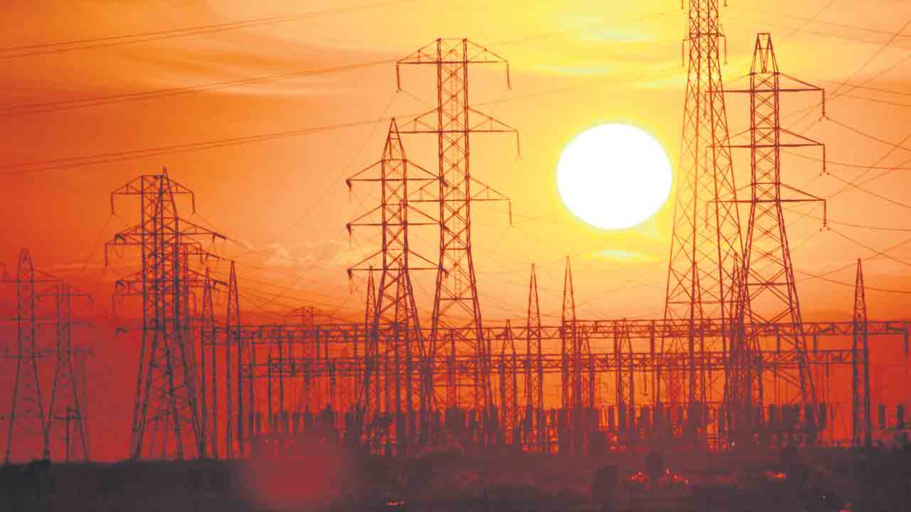 అన్నదాతతో డిస్కమ్‌ గేమ్స్‌!.. సోలార్‌ పీపీఏలపై సంతకాలు చేసిన రైతులు