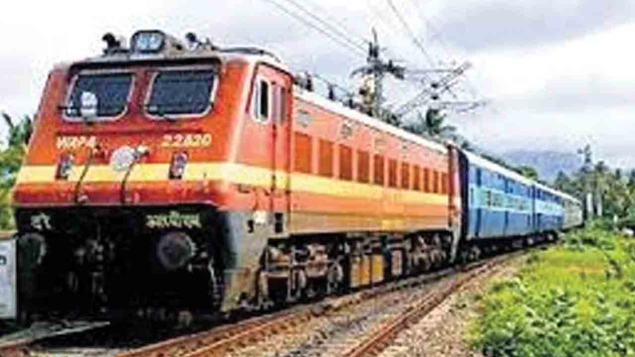 హైదరాబాద్‌-విజయవాడ మధ్య మరో పది ప్రత్యేక రైళ్లు
