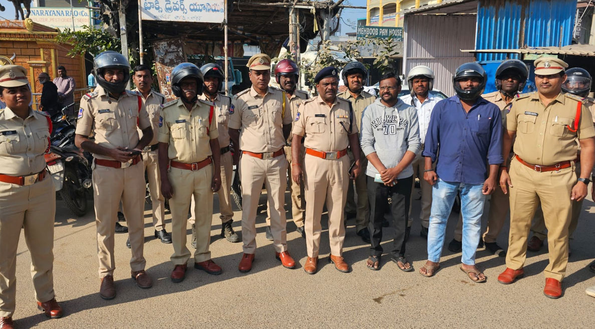 Nizamabad | ప్రతీ ఒక్కరూ రోడ్డు నిబంధనలు పాటించాలి.. ఏసీపీ శ్రీనివాస్‌, ఎంవీఐ శ్రీనివాస్‌