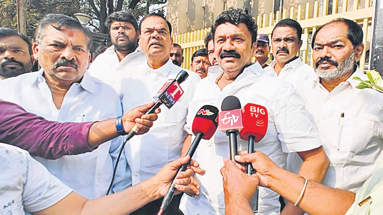 మీడియాపై సర్కార్‌ జులుం దారుణం