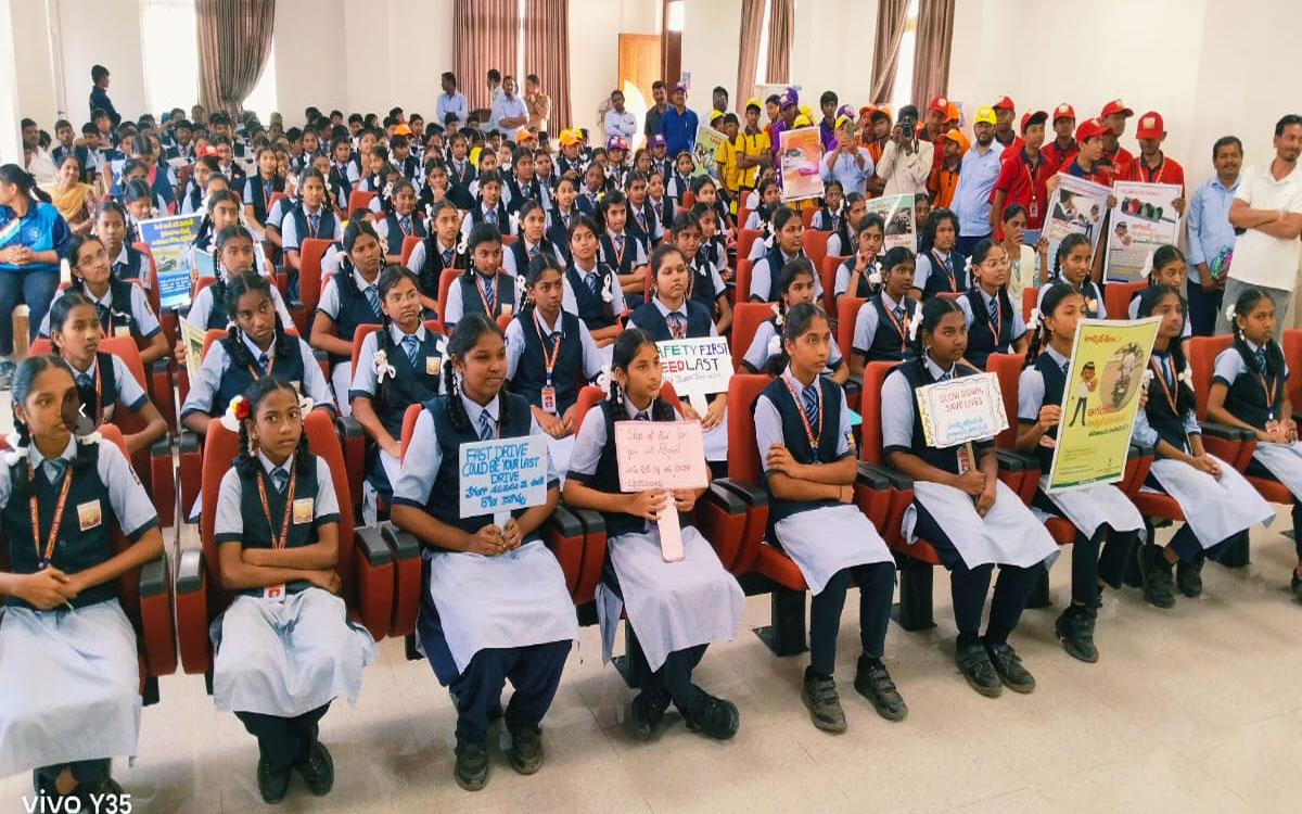 Suryapet Town : రోడ్డు భద్రత పట్ల సమాజాన్ని జాగృతం చేయాలి : ఎస్పీ నరసింహ