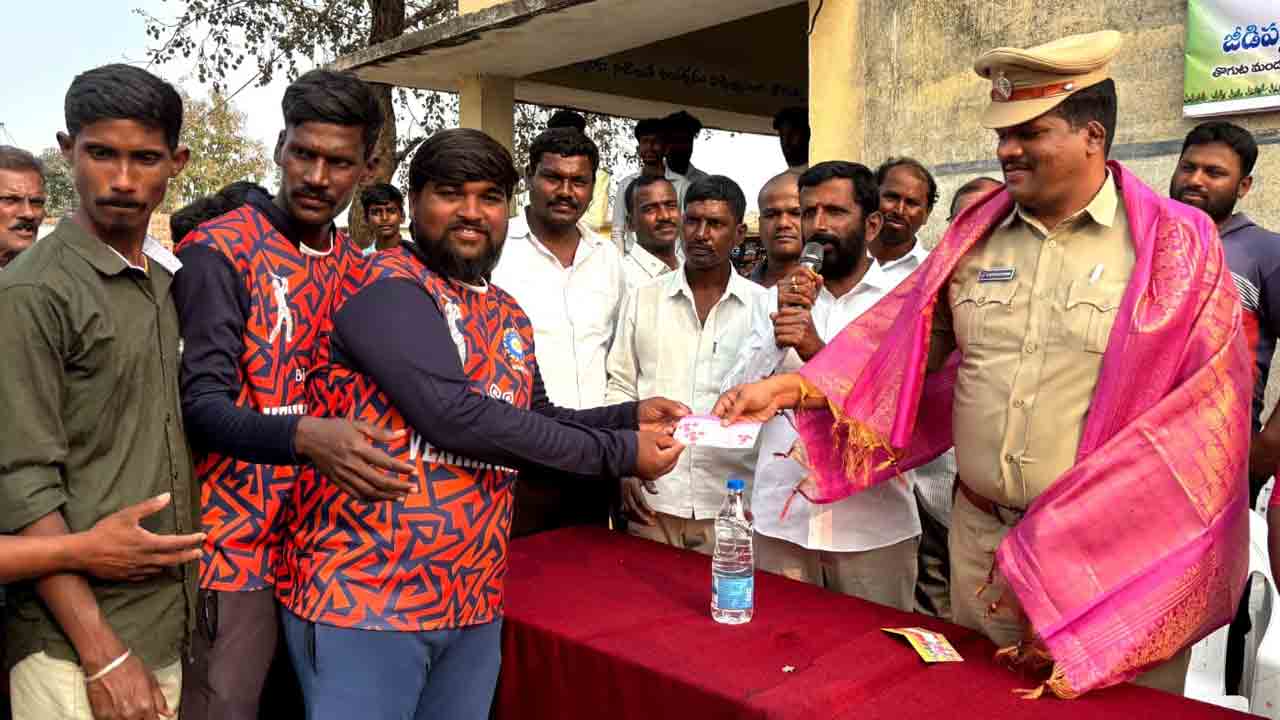 Thoguta | యువకులు క్రీడా స్ఫూర్తితో ముందుకు సాగాలి : ఎస్‌ఐ రవి కాంతారావు