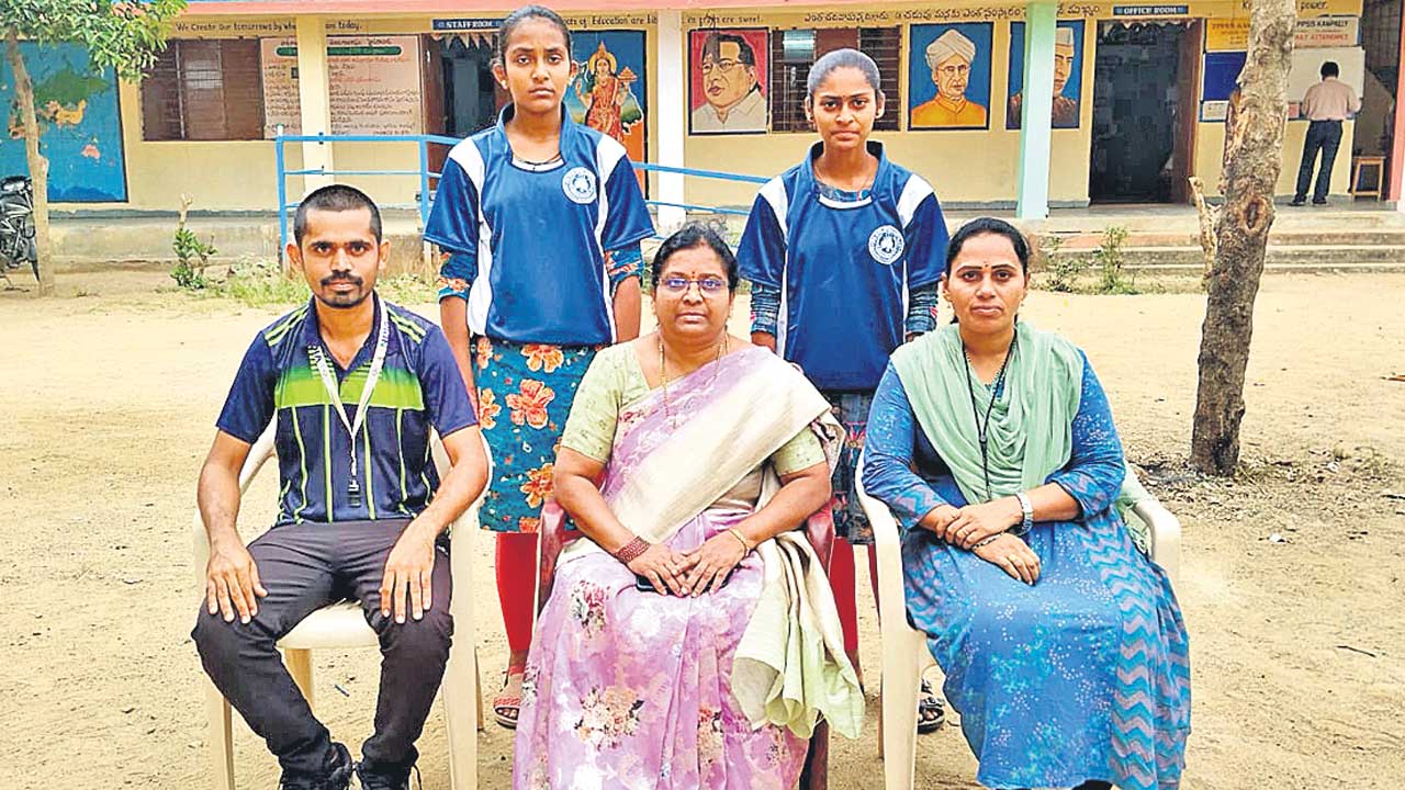 జాతీయ షూటింగ్‌ బాల్‌ టోర్నీకి కాంపెల్లి విద్యార్థులు