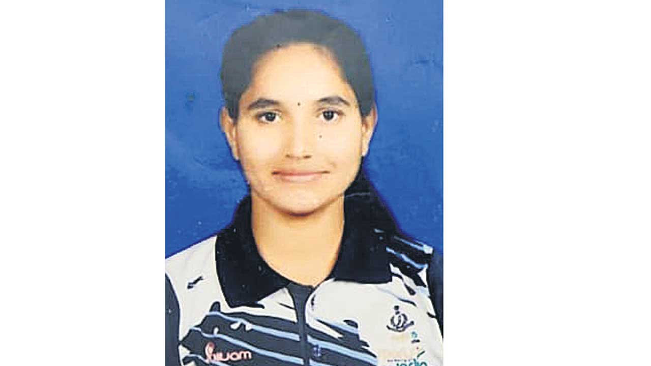 రెజ్లింగ్‌లో మౌనిక మెరుపులు