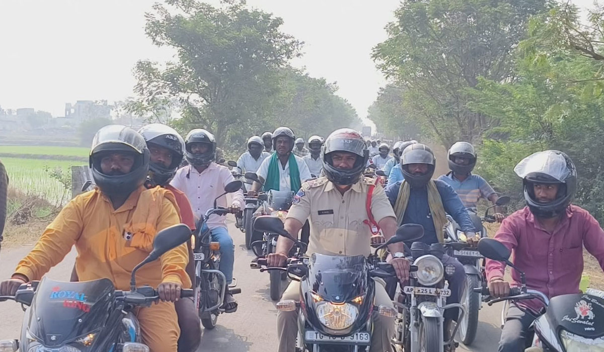 Kotagiri | హెల్మెట్ ధరించి వాహనాలను నడపాలి.. కోటగిరి ఎస్సై సునీల్