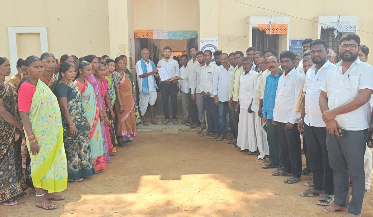 Tandoor | పట్టాలు అందించాలని తాండూర్‌లో ఆదోళన.. తహసీల్దార్‌ కార్యాలయం ఎదుట ధర్నా చేపట్టిన బాధితులు