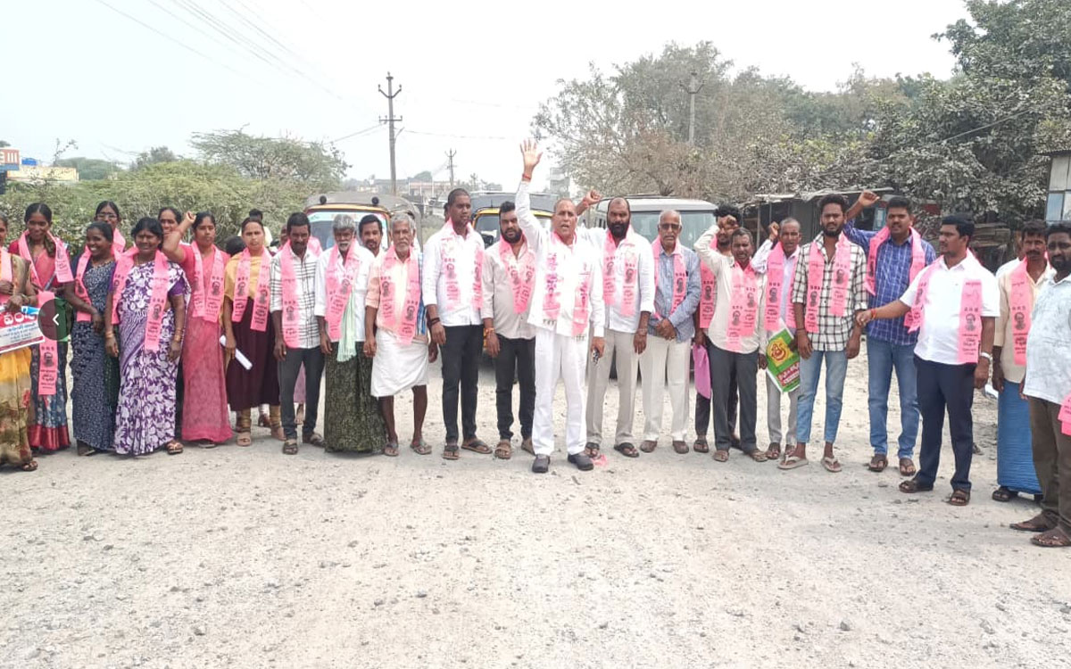 Thungathurthy : ‘తుంగతుర్తి- మద్దిరాల ప్రధాన ర‌హ‌దారి పనులు వెంటనే చేపట్టాలి’