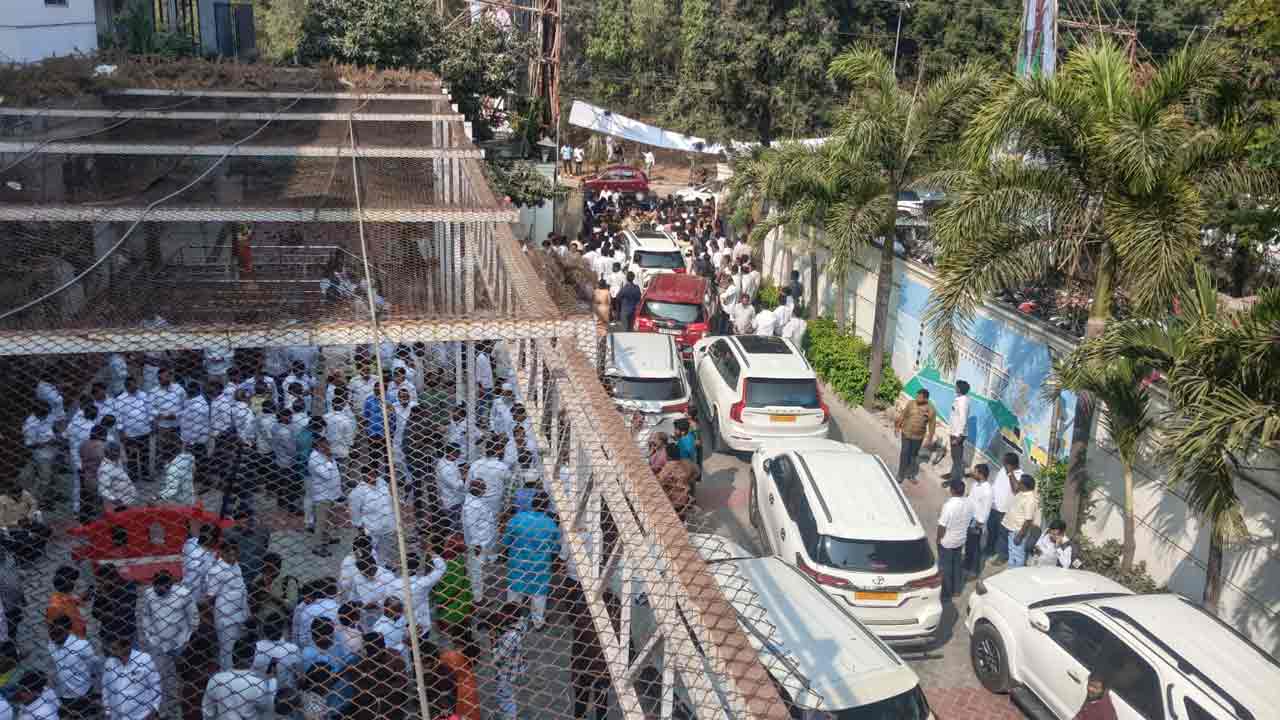 KTR | సిట్ విచారణకు కేటీఆర్.. తెలంగాణ భవన్ వద్ద కార్యకర్తలను అడ్డుకున్న పోలీసులు