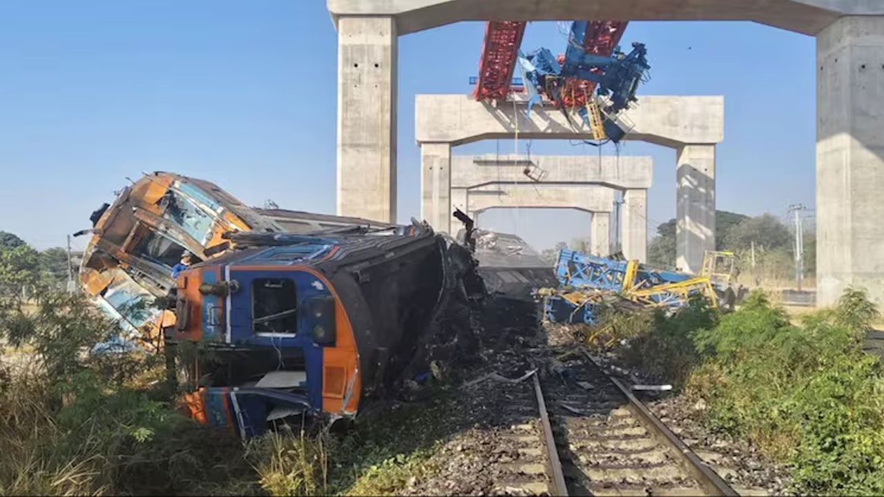 Train Accident: రైలుపై ప‌డిన క్రేన్‌.. 22 మంది మృతి, 30 మందికి గాయాలు
