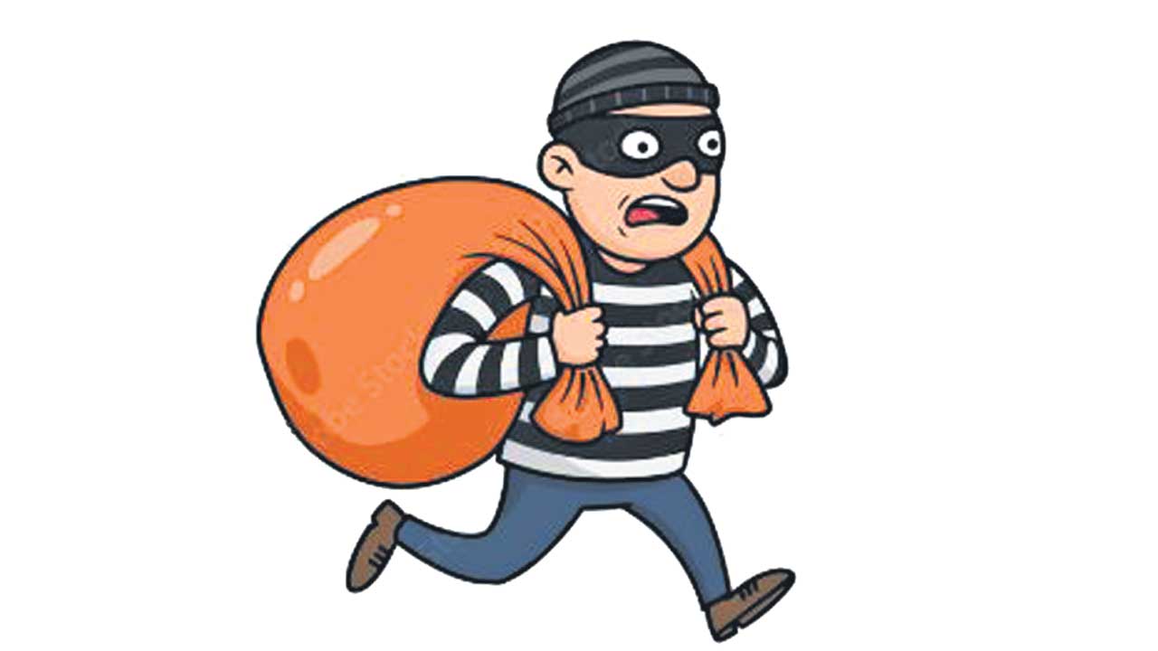 పట్టపగలు వృద్ధురాలిని నిర్బంధించి దోపిడీ