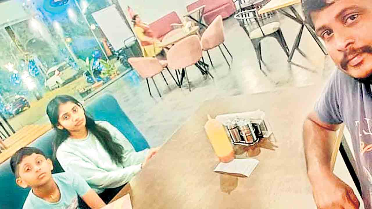 నీటి గుంతలోపడి ముగ్గురు చిన్నారుల మృతి