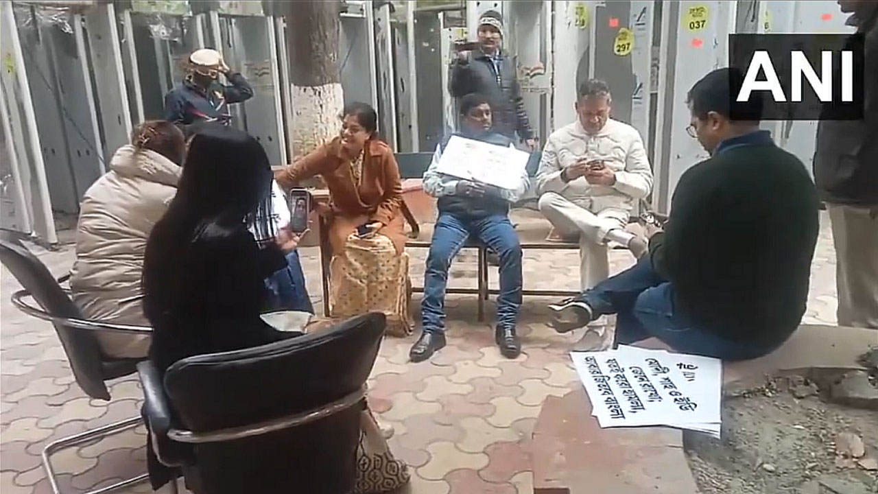 TMC MPs: ఐ-ప్యాక్‌పై సోదాలు.. ఢిల్లీలో కేంద్ర హోంశాఖ ఆఫీసు ముందు టీఎంసీ ఎంపీల ధ‌ర్నా