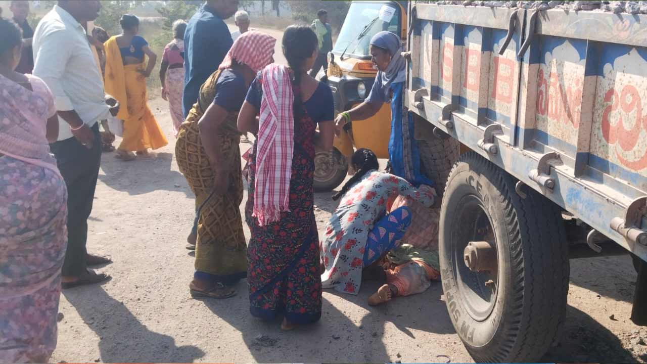 Road accident | పెద్దపల్లి జిల్లాలో విషాదం.. ఆటోను ఢీకొట్టిన ట్రాక్టర్ మహిళ మృతి