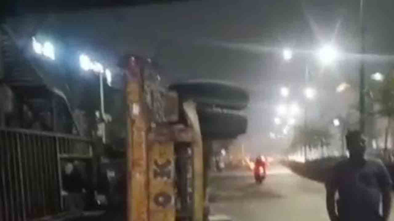 Hyderabad | మాసబ్ ట్యాంక్ వద్ద కంటైనర్ బోల్తా.. భారీగా ట్రాఫిక్‌ జామ్‌