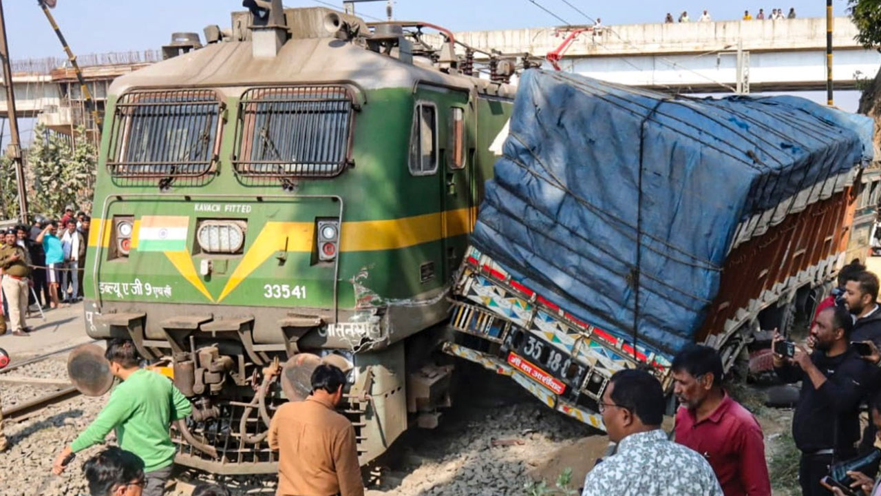 Train Collision: లెవ‌ల్ క్రాసింగ్ వ‌ద్ద ట్ర‌క్కును ఢీకొన్న రైలు..  త‌ప్పిన పెను ప్ర‌మాదం