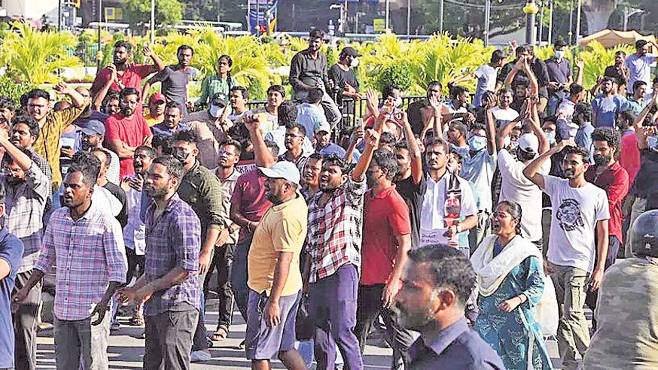 నిరుద్యోగ నిర్మూలన ‘చేతల్లో’ ఏదీ?