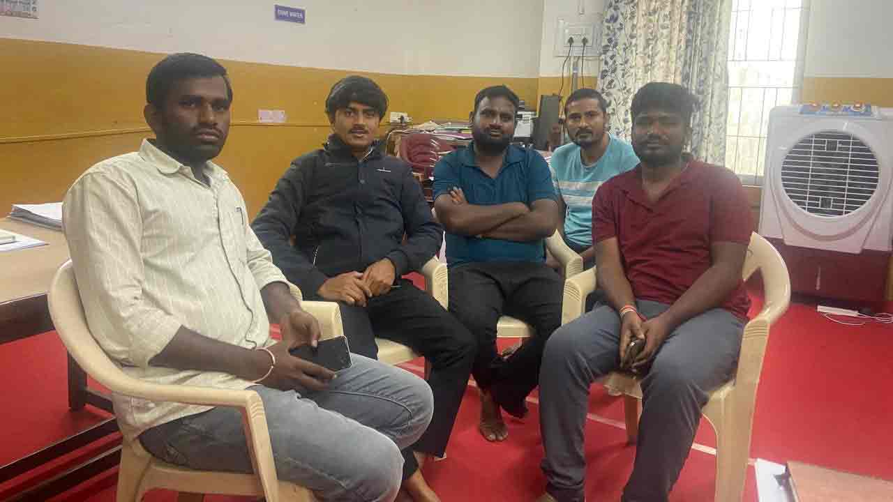 ఆర్టీసీ క్రాస్ రోడ్డు సమీపంలో నిరుద్యోగులను నిర్బంధించిన పోలీసులు