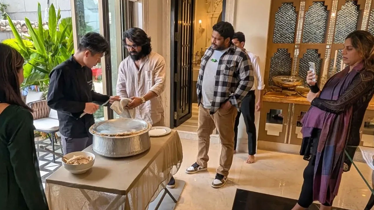 Ram Charan | గ్లోబల్ స్టార్ రామ్ చరణ్ ఇంట్లో స్పెషల్ బిర్యానీ పార్టీ.. జపాన్ చెఫ్ చేతి వంట, వైరల్‌గా మారిన ఫోటోలు