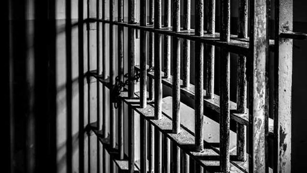 Murder: ల‌వ‌ర్‌తో వెళ్లిపోయిన భార్య‌ను.. పోలీసు స్టేష‌న్‌లో కాల్చి చంపిన భ‌ర్త‌