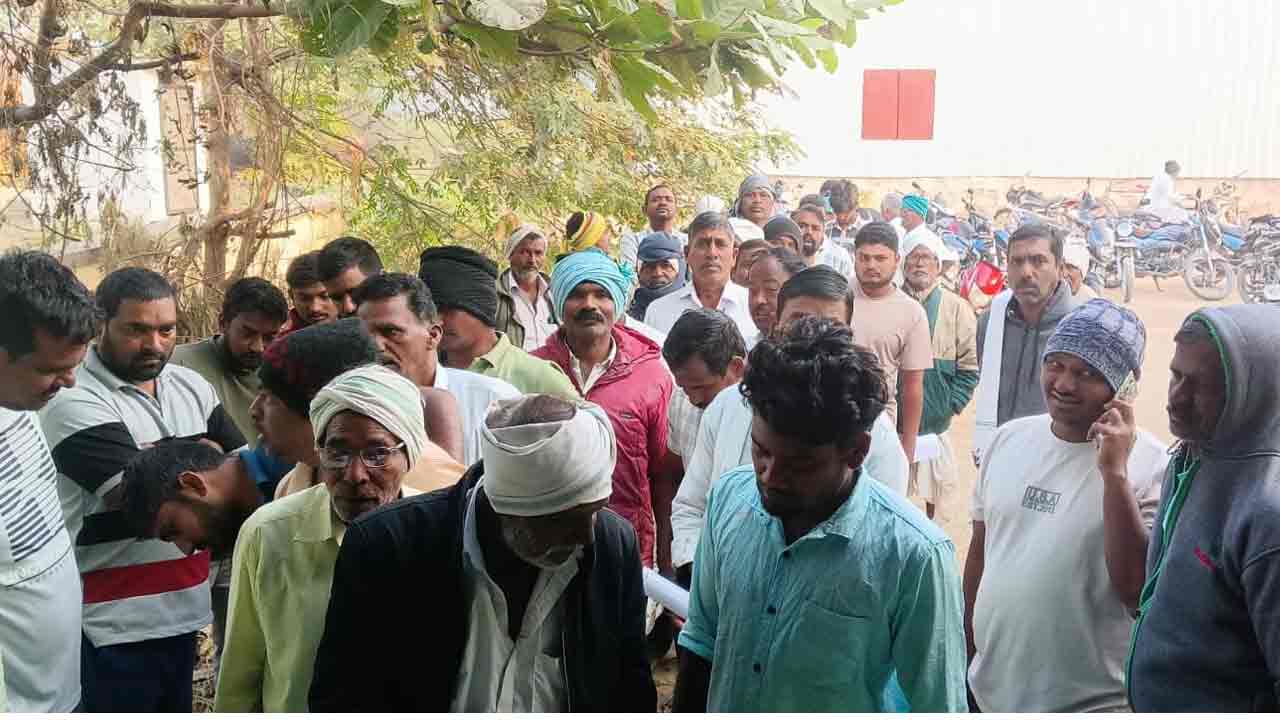 Nizamabad | నిజామాబాద్‌ జిల్లాలో యూరియా కష్టాలు.. క్యూలైన్‌లో చెప్పులు, పాస్ బుక్‌లు పెట్టి రైతుల పడిగాపులు