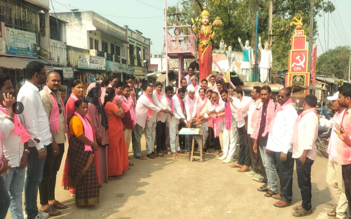 Yellandu : ఇల్లెందులో ఎంపీ వద్దిరాజు రవిచంద్ర పుట్టినరోజు వేడుకలు