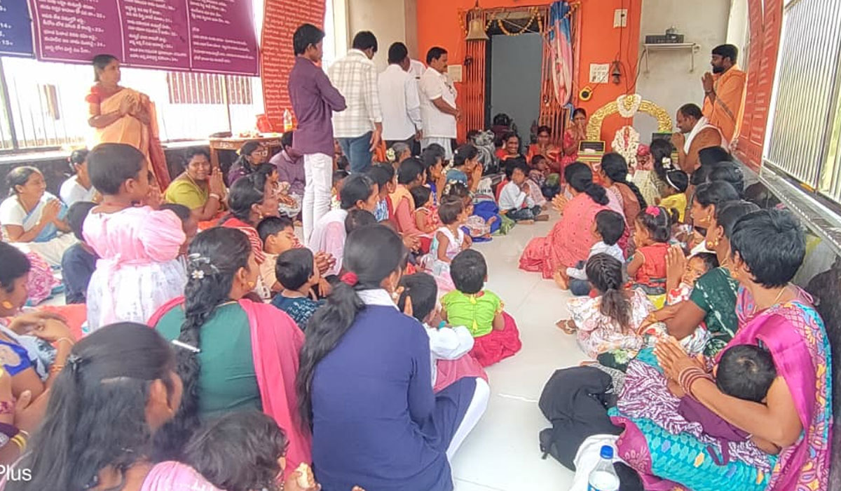 Velgatur | కొత్తపల్లిలో ఐసీడీఎస్‌ ఆధ్వర్యంలో సామూహిక అక్షరాభ్యాసం