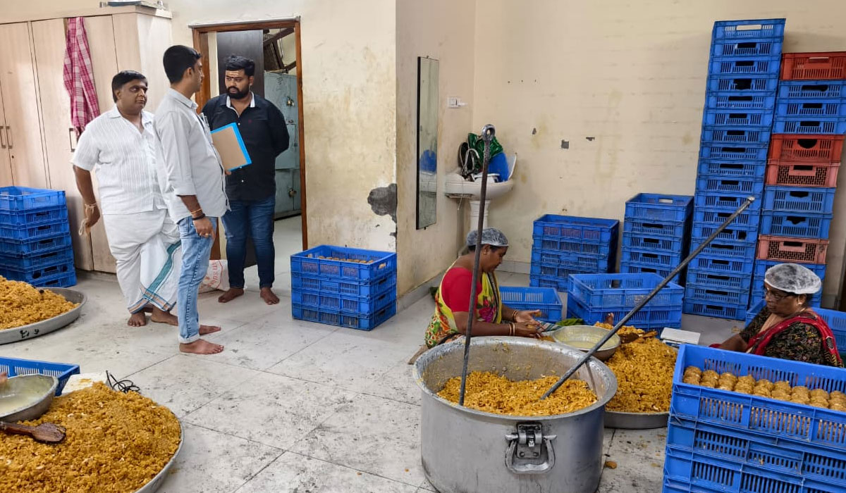 Vemulawada | వేములవాడ రాజన్న ఆలయ ప్రసాదం తయార విభాగంలో విజిలెన్స్