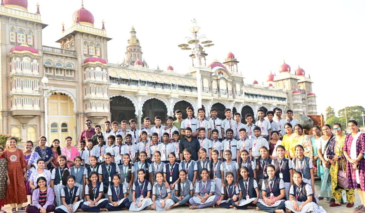 Godavarikhani | విహార యాత్రలో ‘విశ్వభారతి’ విద్యార్థులు.. చారిత్రక కర్ణాటక, తమిళనాడు సందర్శన