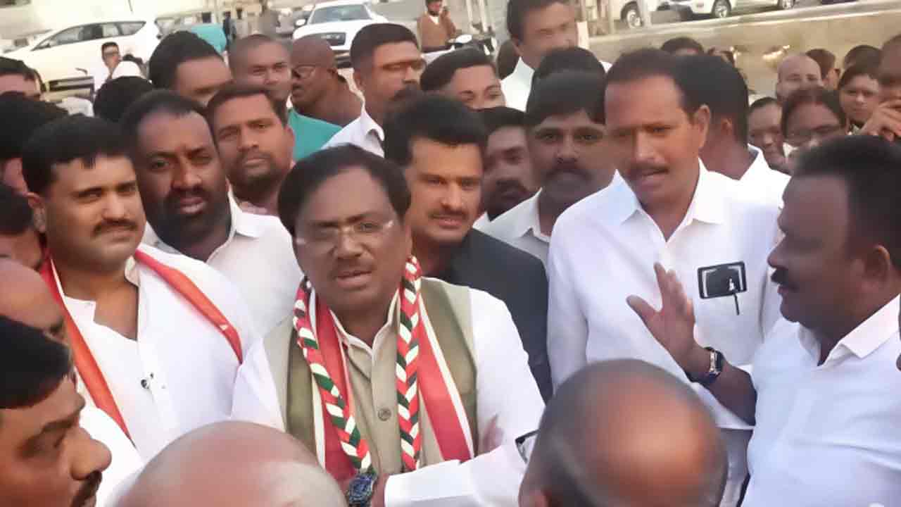 Vivek Venkataswamy | ఏవైనా ఉంటే గవర్నమెంట్‌ను అడుక్కోండి.. నిలదీసిన ప్రజలతో మంత్రి వివేక్ దురుసు ప్రవర్తన