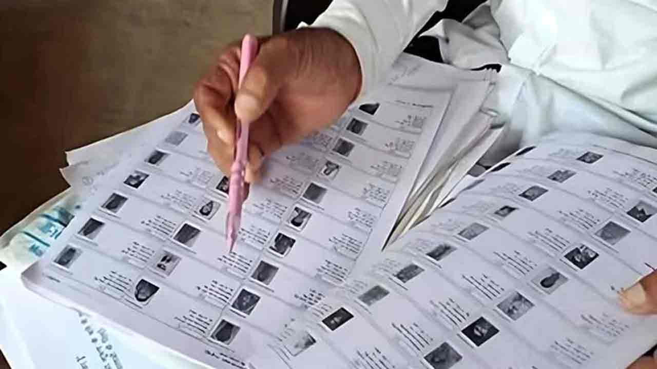 Chennur Voter List | ఆత్మలకు ఓట్లు.. సచ్చినోళ్లకు ఓటు హక్కు కల్పించిన పుణ్యాత్ములు అని బాల్క సుమన్ సెటైర్లు