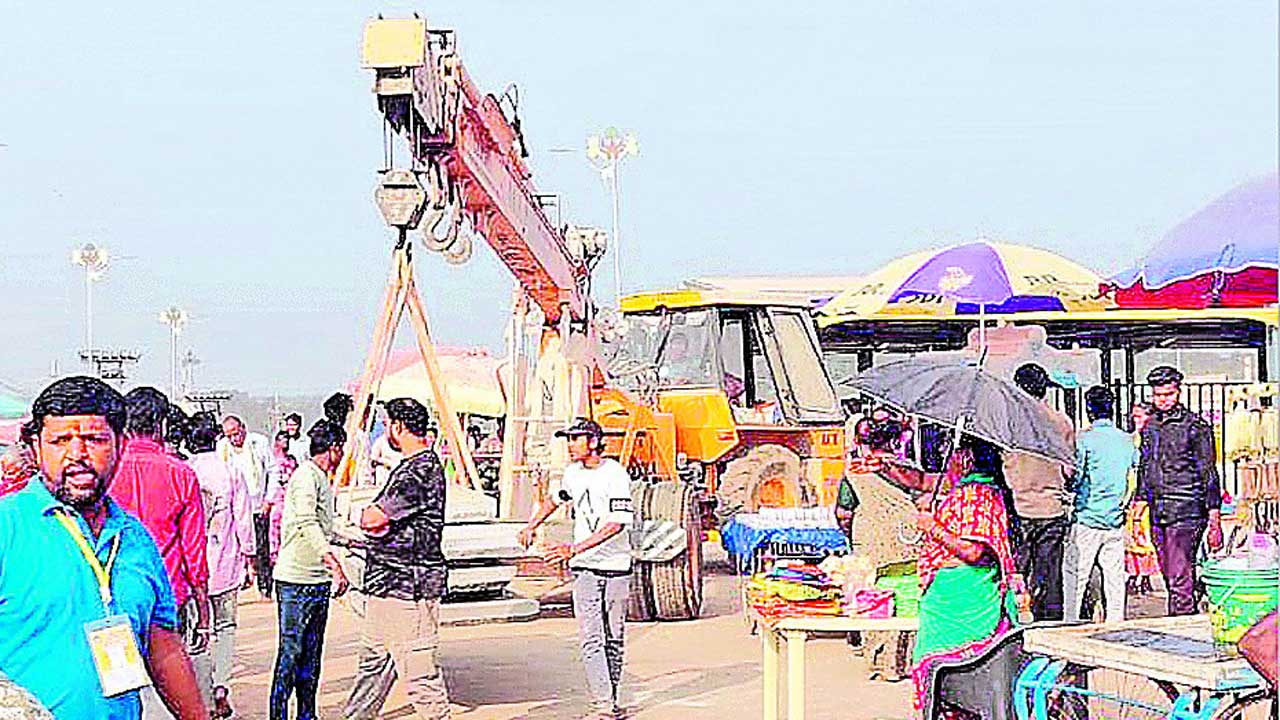 జాతరొచ్చినా పనులు పూరికాలే..