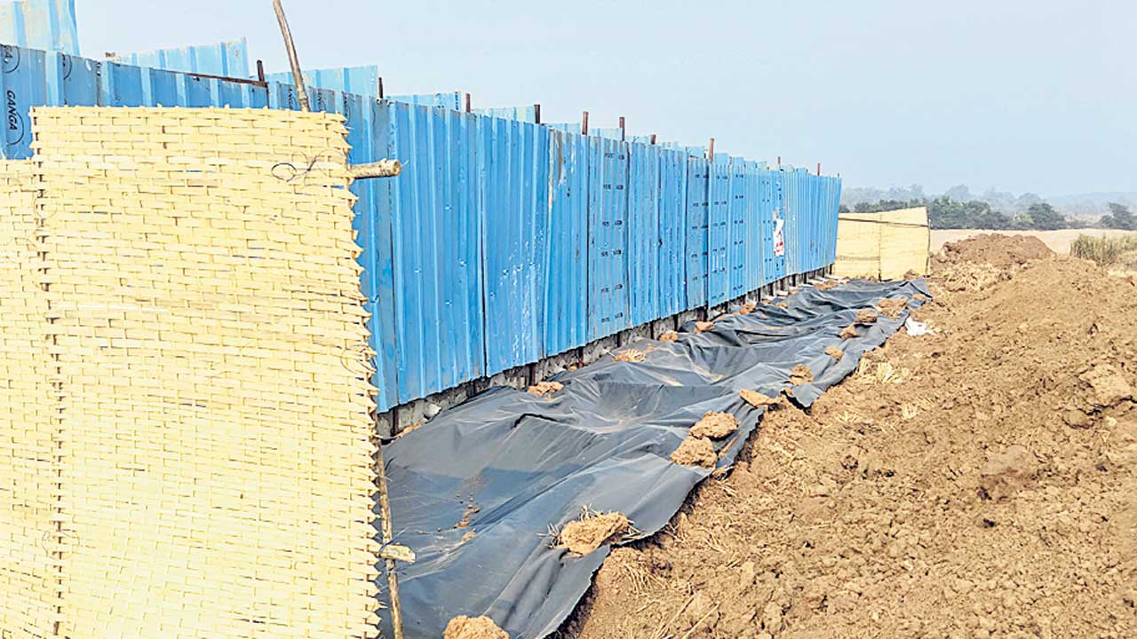 ప్రమాదకరంగా మరుగుదొడ్ల నిర్మాణం