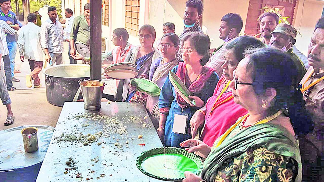 సీఎం చెప్పినా ఇదే భోజనం అందిస్తాం